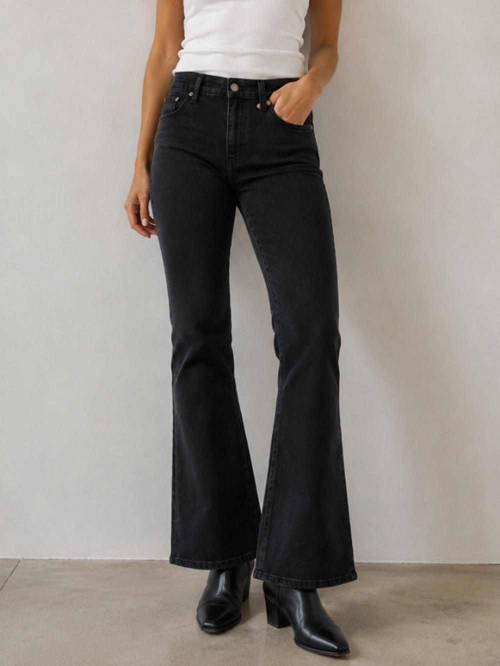 NWT Levi's Signature High Rise Flare Jeans in Back - size 12